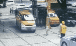 妈妈推孩子撞车"碰瓷"?警方通报实情,真相更让人愤怒