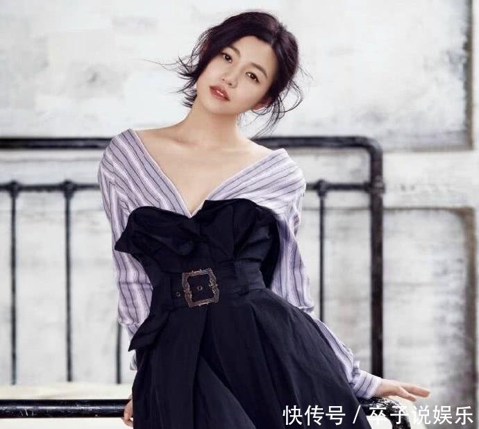 陈妍希这抹胸裙的长度好尴尬, 网友: 竟也敢穿出门