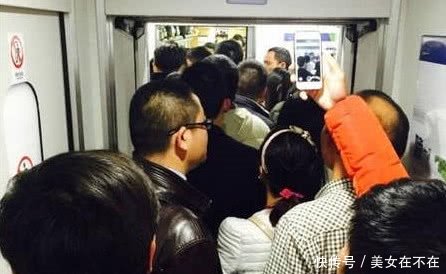 五一乘客买了票却上不去车，铁路工作人员表示：有人到站不下车！