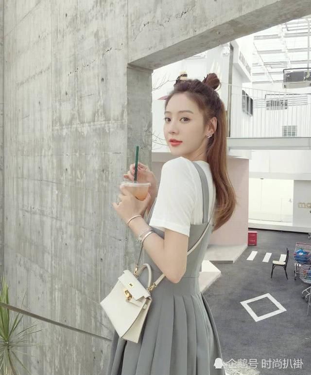 尴尬!“最美网红”夏夏同台撞衫主持人,网友:主要看脸!