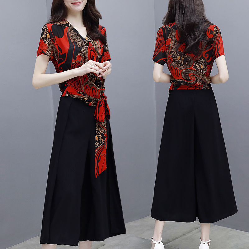 70后嫂子，出门从不穿连衣裙!就穿阔腿裤套装，高雅洋气显嫩美