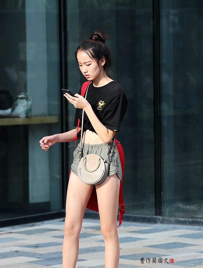  美女■街拍:用镜头抓拍打扮气质高雅的美女,展现穿搭时尚的魅力
