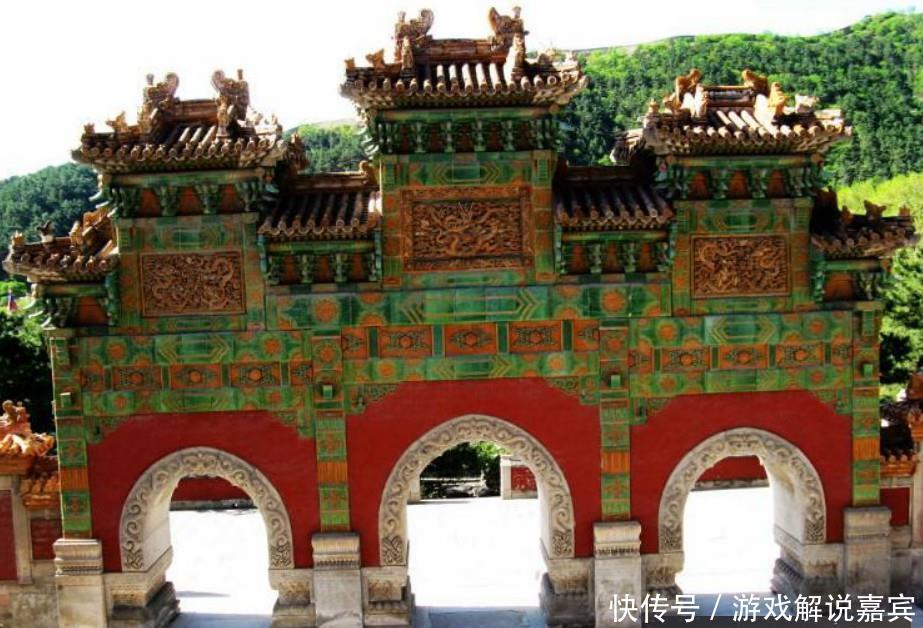 中国的“班禅行宫”，整座寺庙耗费1.15万两黄金，屋顶金龙盘绕