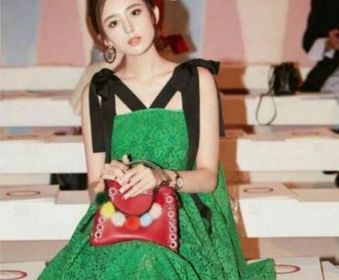 杨幂穿绿裙，迪丽热巴穿绿裙，古力娜扎穿绿裙，好身材一览无遗！