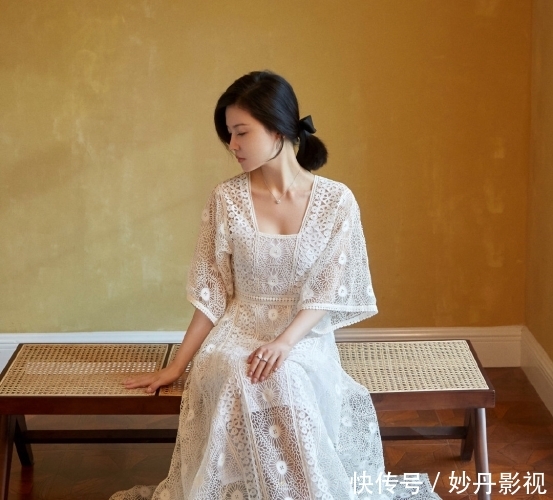 # 杨子姗的穿搭#看上去性感又撩人，杨子姗性感蕾丝裙看得人心都醉了！抹胸的设计