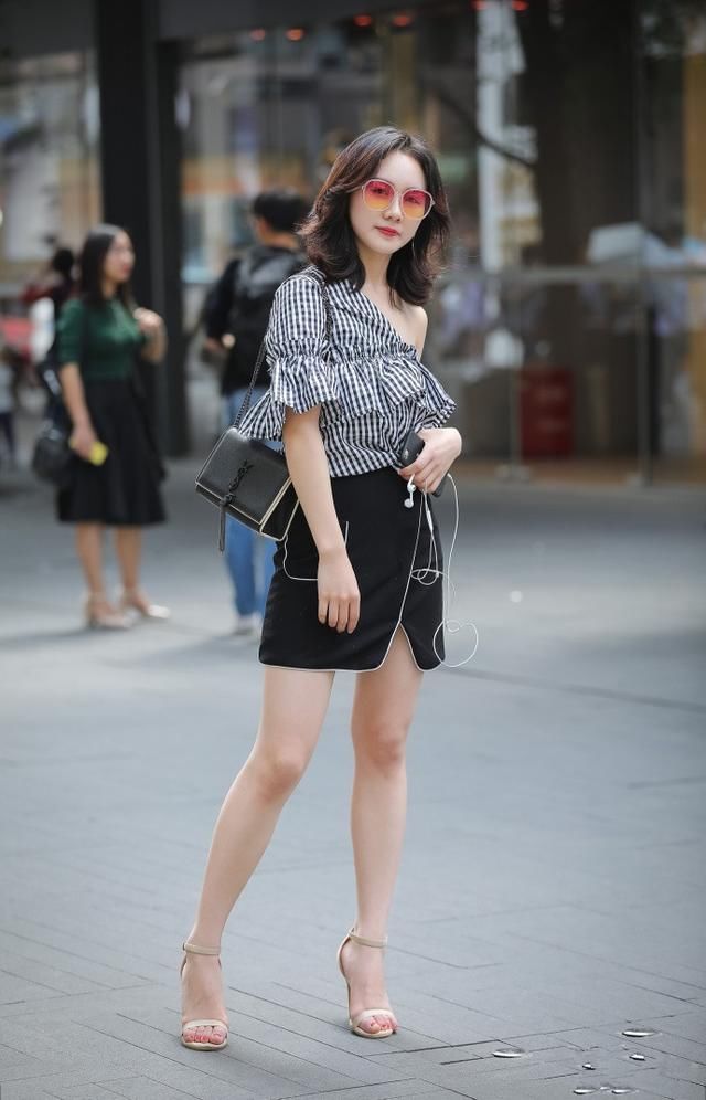 路人街拍，灰色鱼尾连衣裙搭配时髦高跟鞋，美的纯净又简约!