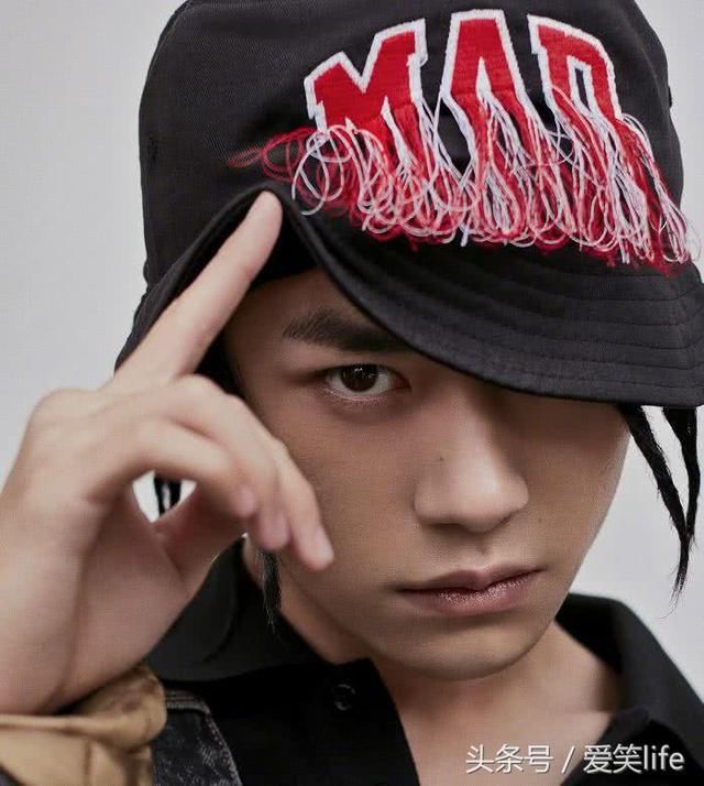 还没从易烊千玺的肱二头肌走出来,又掉进他深邃的眼睛里