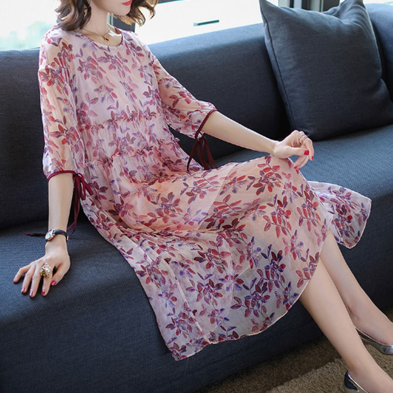 越来越多的女人，不喜欢穿裤子，这样穿凉快又高雅