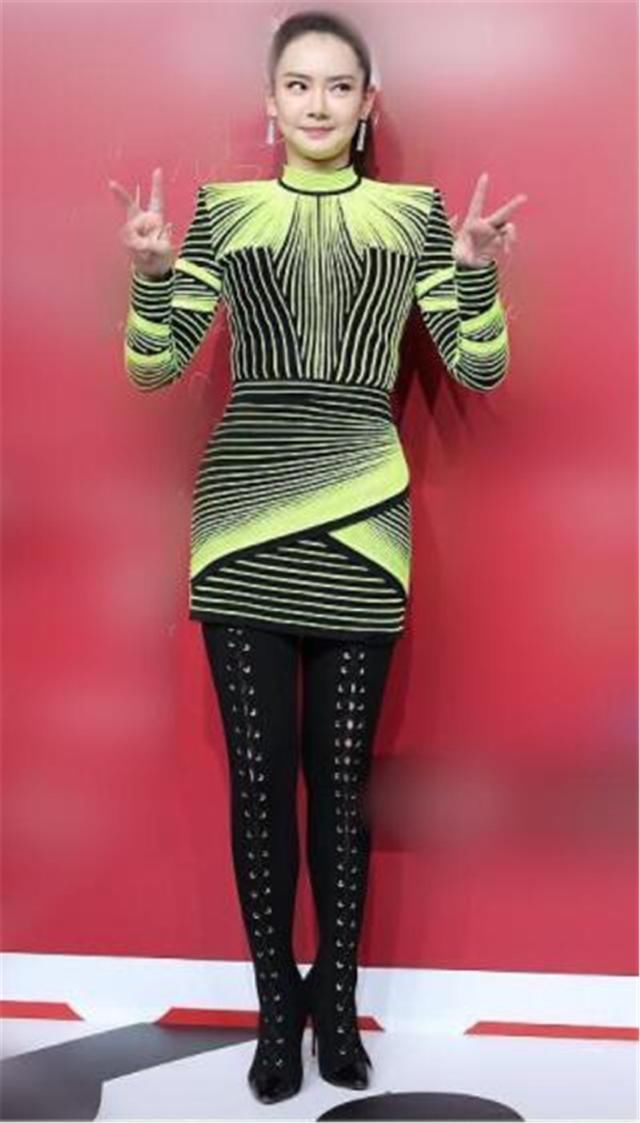 没有王丽坤的腿就别穿绑带裤了，像戚薇穿出大象腿的感觉就尴尬了