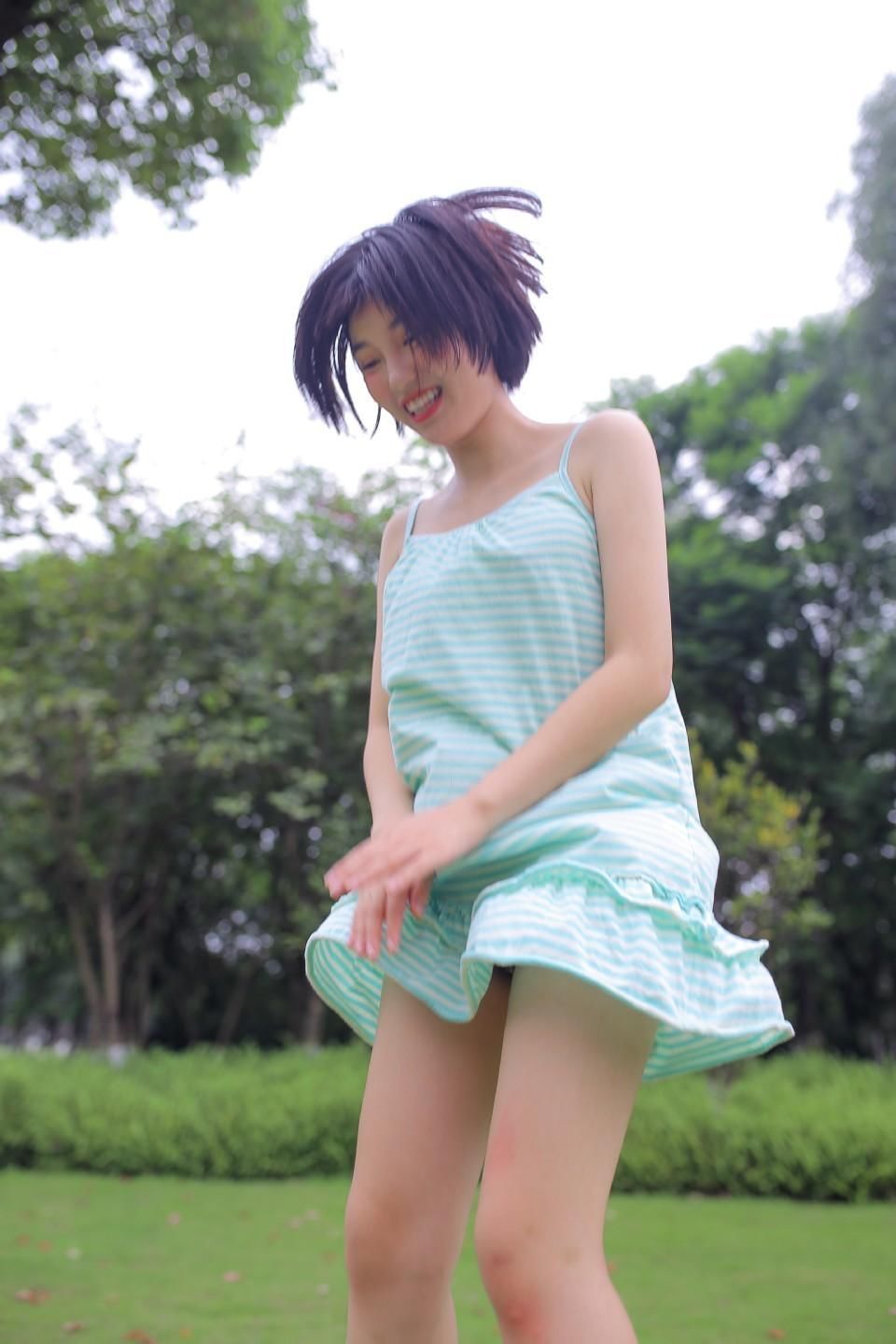 吊带睡衣美女户外性感长腿美女图片