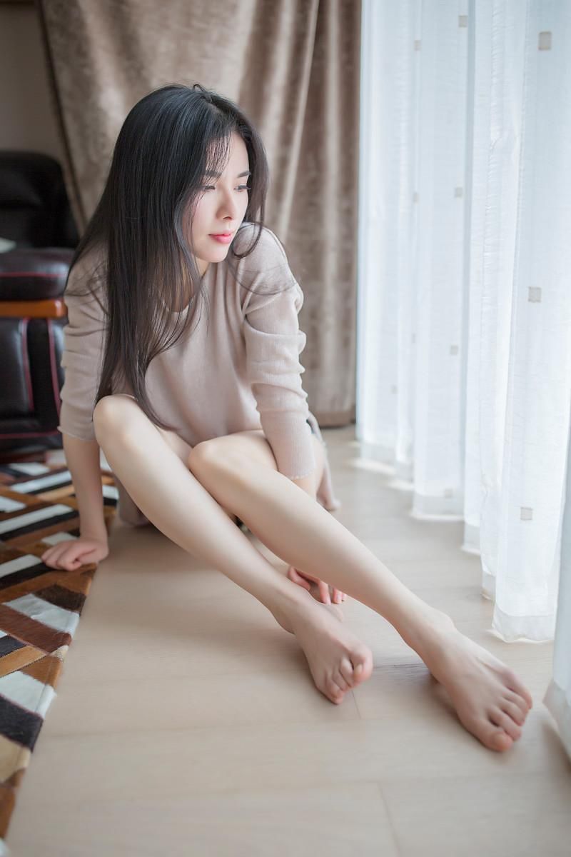 时尚美女模特穿居家装拍写真，双腿修长肌肤白皙很是性感！