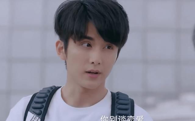 『初吻』《冰糖炖雪梨》吻戏有两场，黎语冰做春梦回味初吻，加了超强滤镜