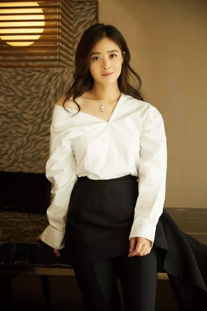 蒋欣瘦出新高度!穿短裤腿细长直，可看到她上半身时，网友沉默了