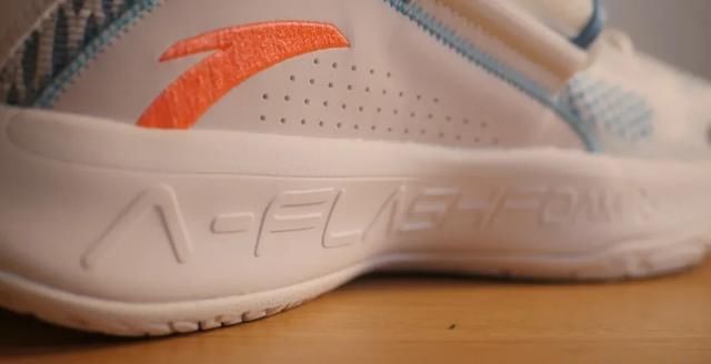  『水花二代』三百块入手国产好鞋！设计大升级 配置不逊色千元旗舰款