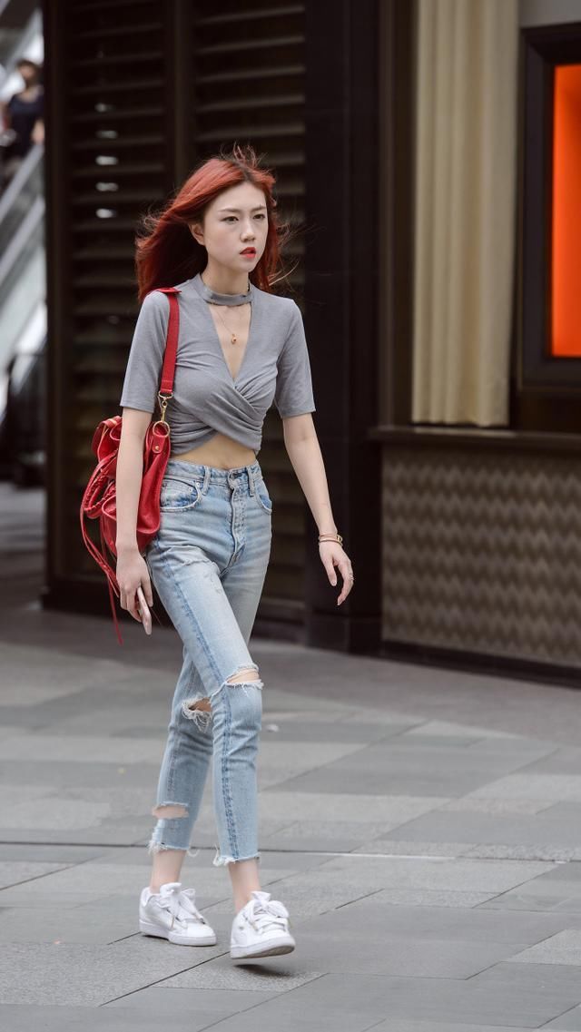 街拍，穿着简约时尚的路人，性感有型又优雅光鲜又靓丽