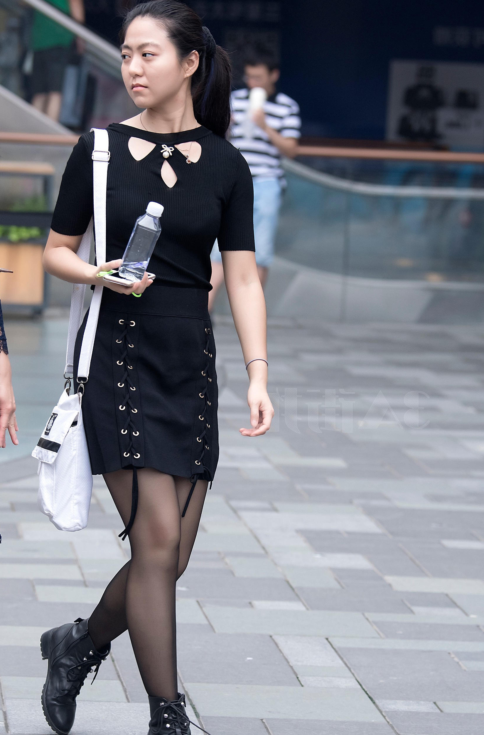 气质女神黑色紧身裙大秀丝袜美腿，挑染的蓝色头发更显时尚个性