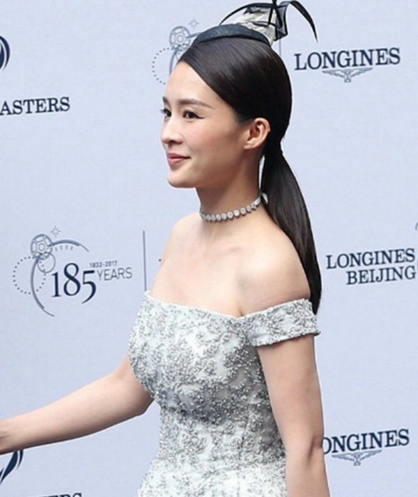 李沁真敢穿！上衣滑落到腋下，网友：这样也可以！