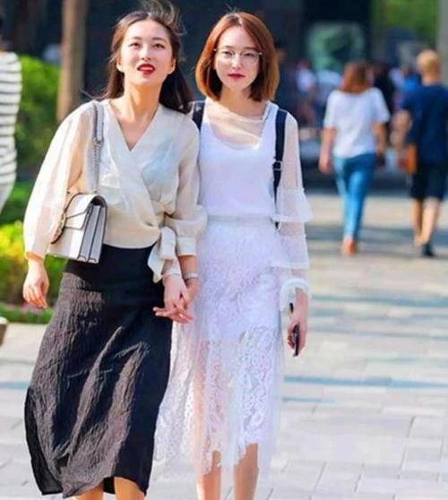  气质@街拍：身材苗条的美女，一件橙色的连衣裙，时尚魅力气质范