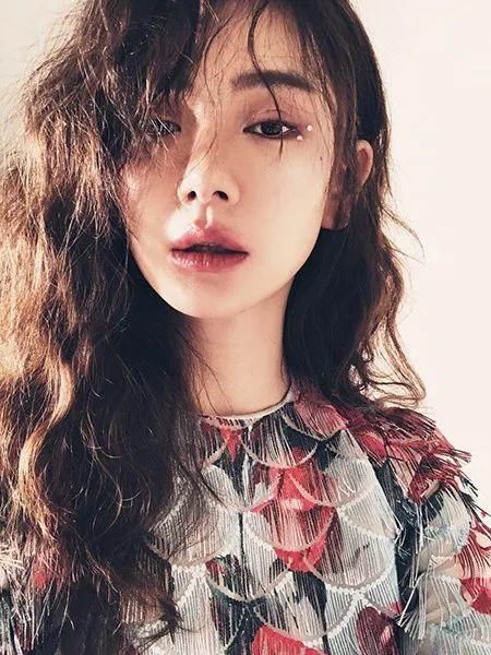 戚薇自拍撞脸Angelababy，作为美妆博主的她到底专业吗?