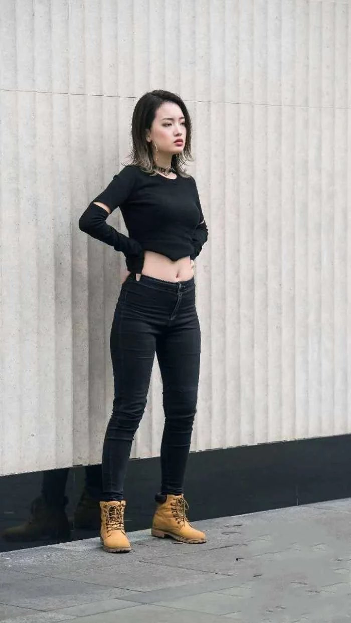 气质女神小姐姐黑色T恤搭配紧身裤，简约的穿搭，尽显时尚女性魅