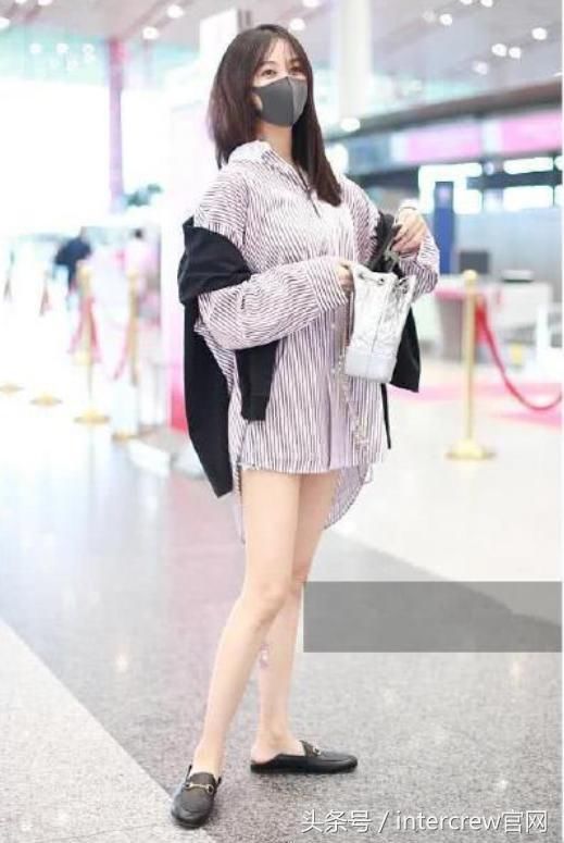 48岁莫文蔚真自信，穿男友衫撞上30岁李菲儿，网友：姜还是老的辣