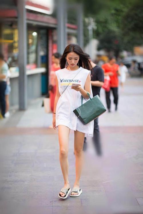 街拍：最后一张绿色衣服的小姐姐，身材真好，美腿修长白皙！