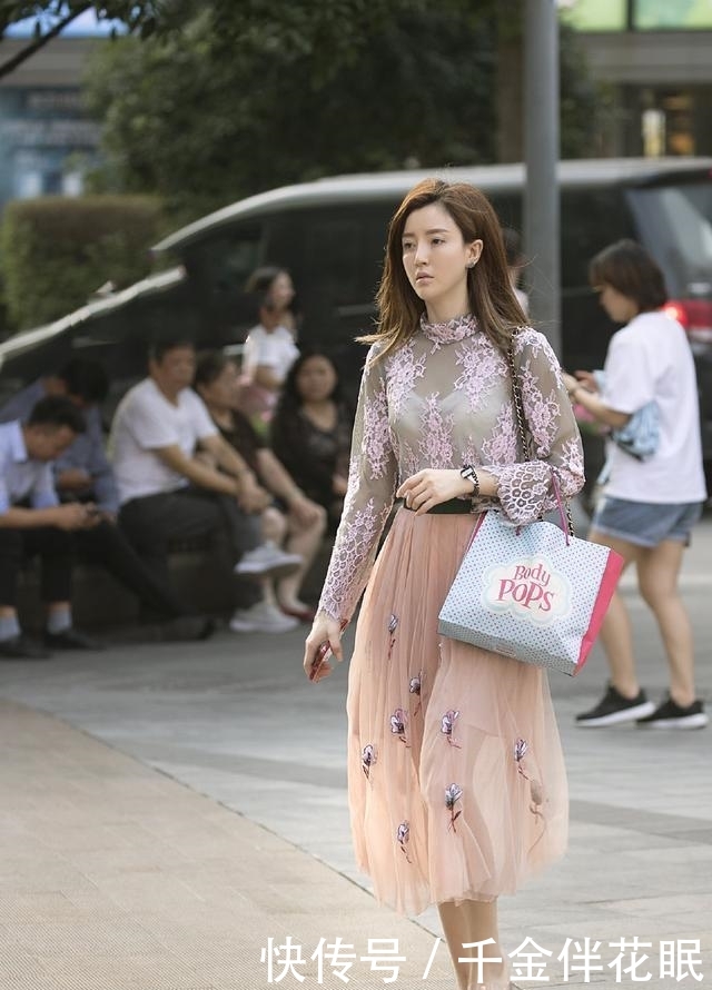  『小姐姐』等待一秒钟入夏？茫茫裙海之中的这条裙子，让你性感又显腿长！