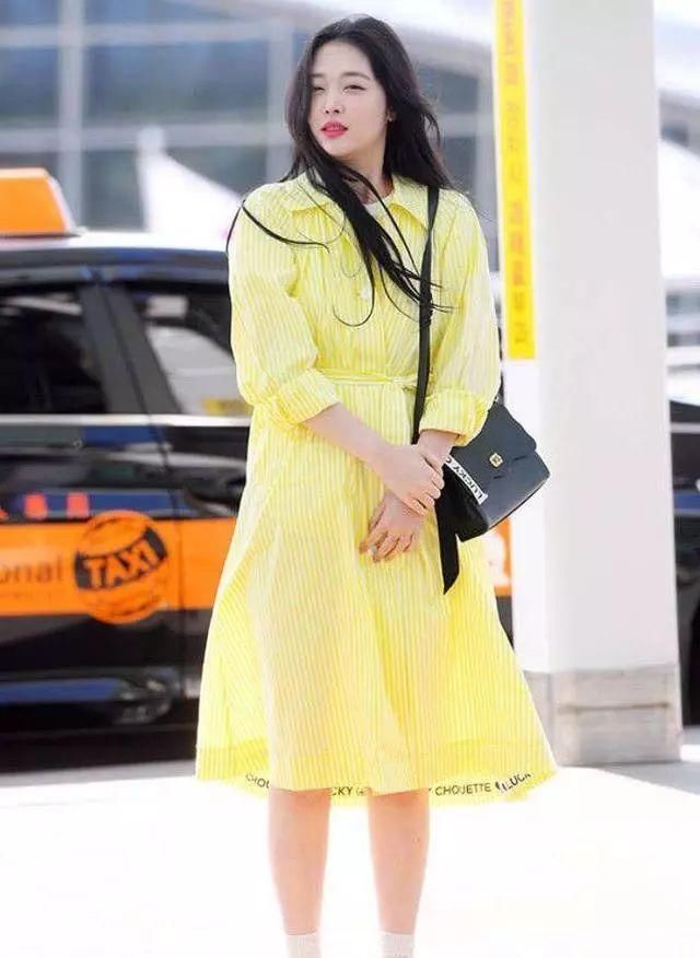 崔雪莉胖了多少斤?脸圆腿粗不说，穿裙子都看不到腰了!