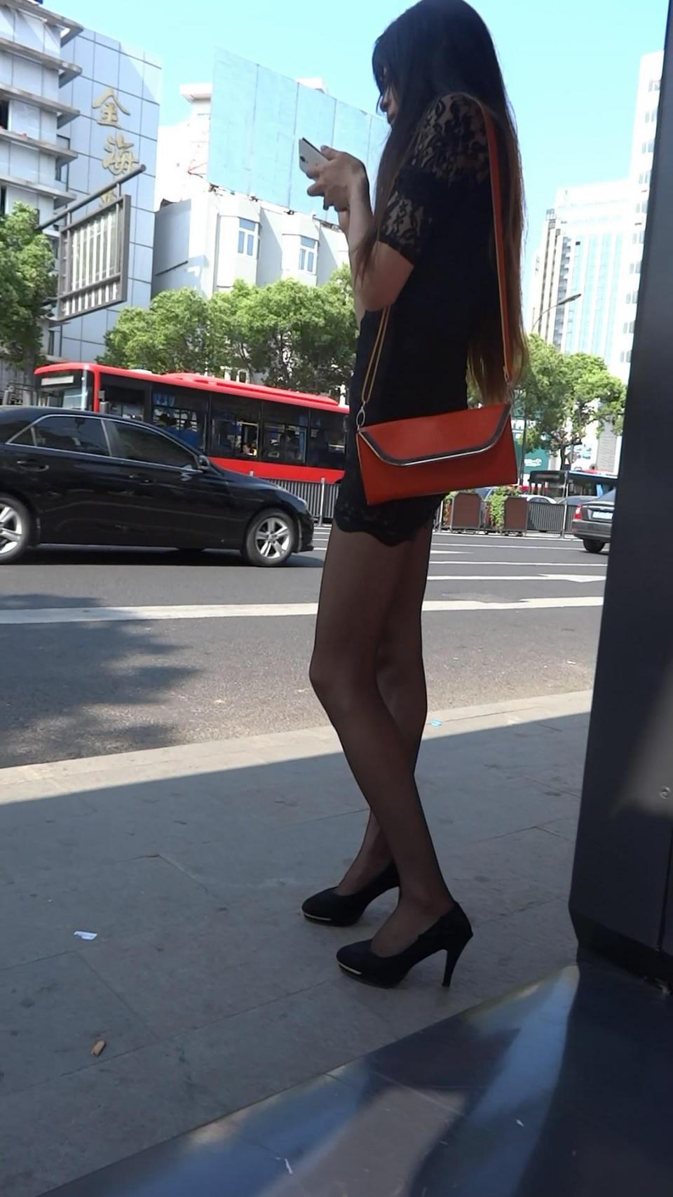 街拍：公交站仰視黑色蕾丝连衣裙美眉，身材真好
