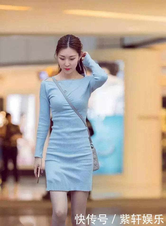 街拍 : 小姐姐身材十分匀称紧致，穿上黑色吊带后格外性感