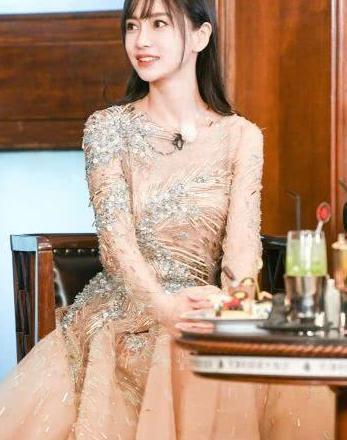 杨颖一身薄纱裙宛如仙女下凡, 给人眼前一亮的感觉!