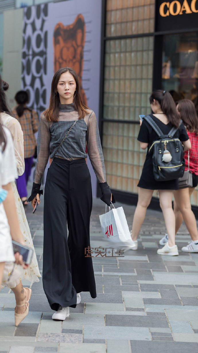 街拍杭州:秋天这样的穿搭超火，让你随意又时尚!