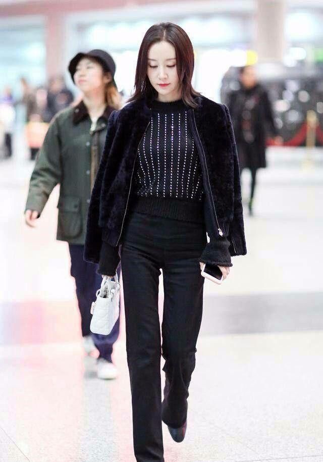 舒畅才是真的懂时尚，用一个头巾就巧妙的遮盖了自己额头的缺陷!