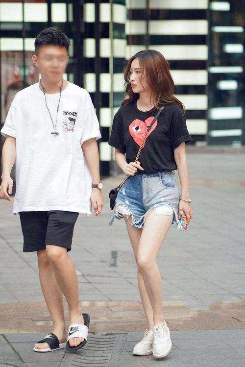 重庆街拍：时尚的小姐姐玩下衣失踪，好身材完全展现！