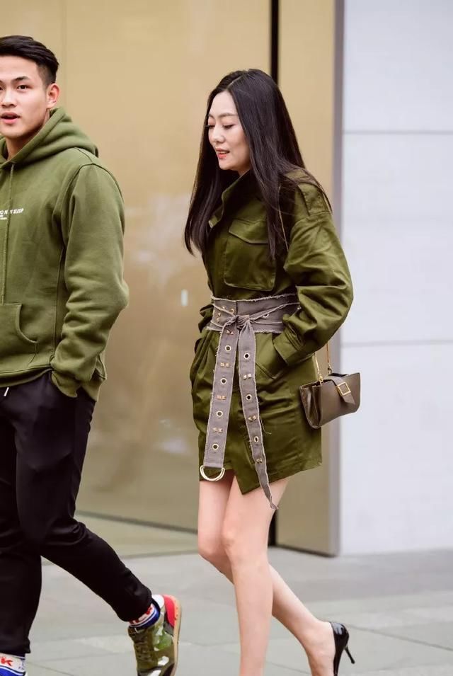  蛋糕：白色蛋糕裙搭配高跟鞋,清新又甜美,显得小姐姐颇有气质