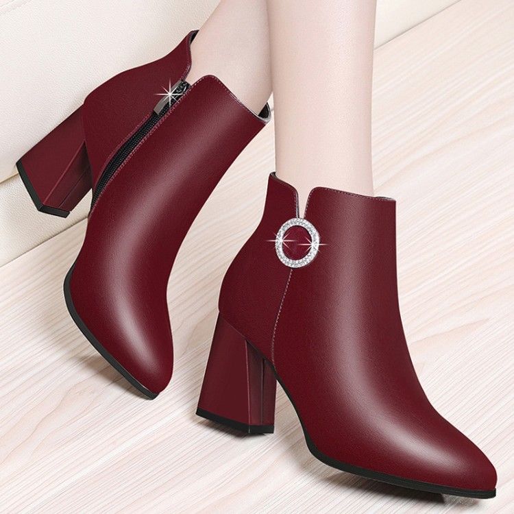 现在的女人真敢穿，出门穿这样的高跟鞋，美丽尽显好身材