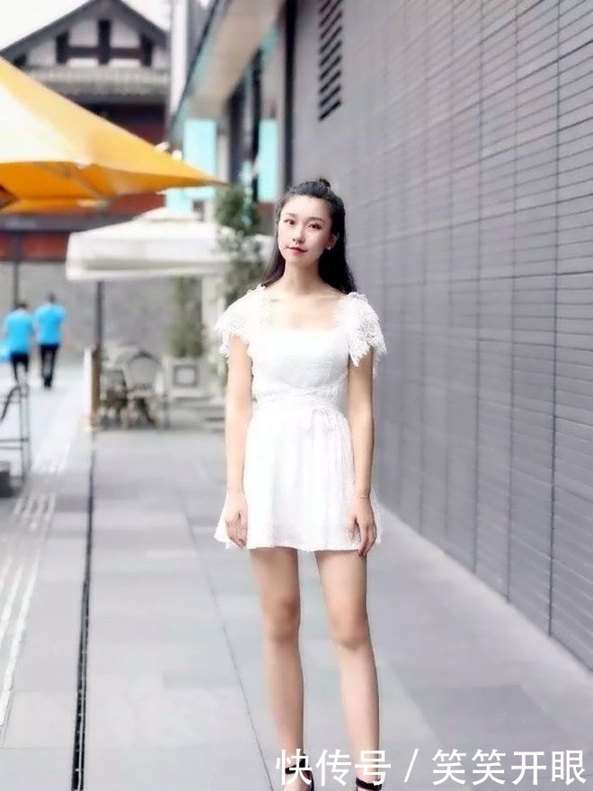  『小姐姐』街拍：小姐姐灰色吊带裙，走在路上散发着那优雅的女人味