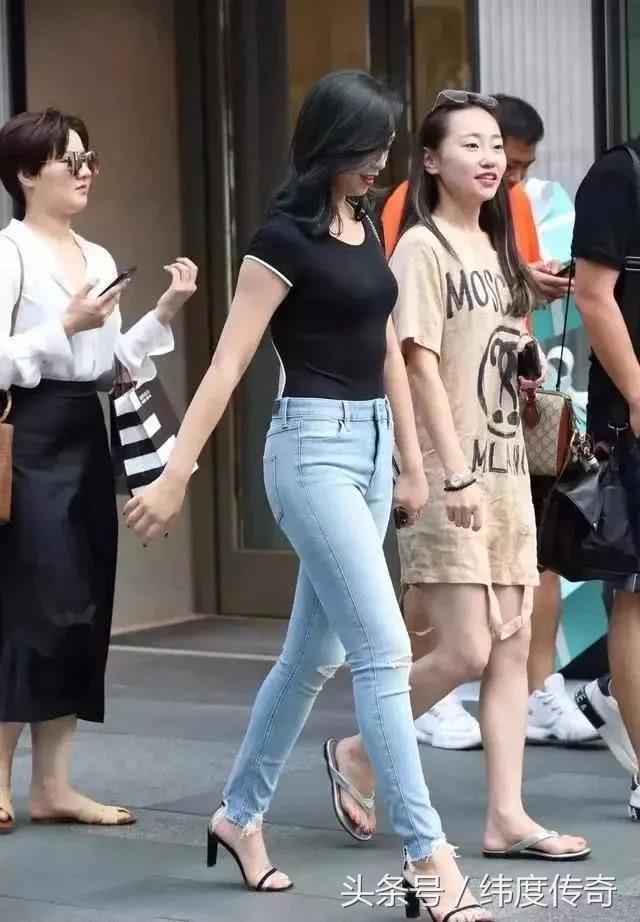 时尚穿搭，入秋天气渐渐变凉搭配牛仔裤完美的选择