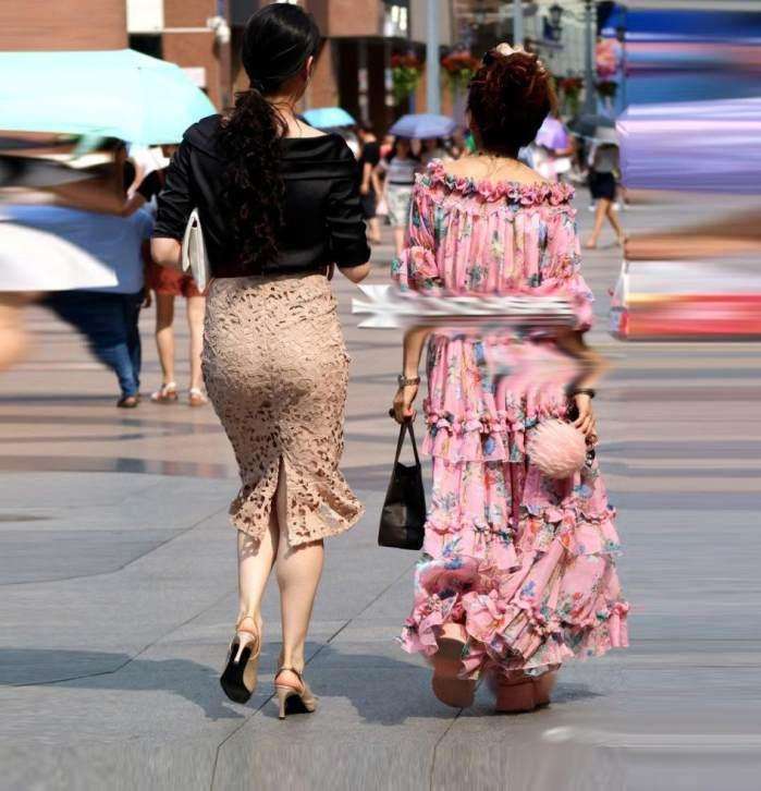街拍：穿镂空包臀裙的辣妈，若隐若现凸显女人魅力