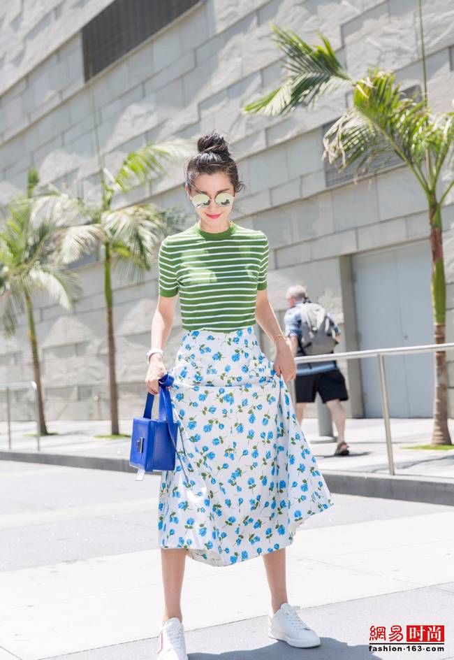 45岁李冰冰蓝玫瑰长裙配丸子头嫩成大学生