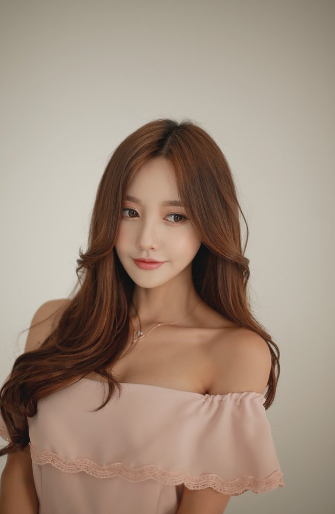 美女时尚穿搭:园艺刺绣边抹胸恬静曼妙洋裙