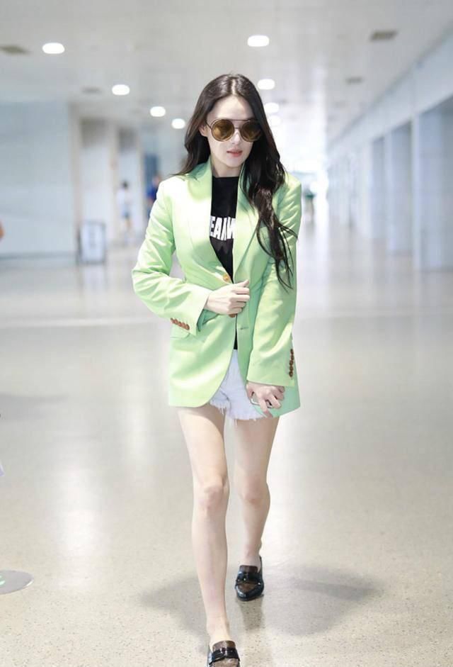 31岁张馨予现身机场，西装配短裤身形似少女，网友：真不愧是军嫂