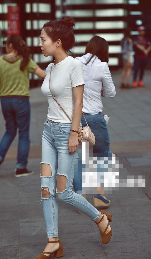 街拍：穿“紧身”长裤的美女们，拥有让人接二连三赞叹的好身材！