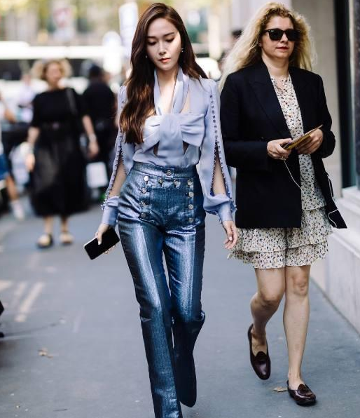 时装周秀身材真够狠: 这么窄的西裤还硬穿, 网友: 显腿长呗