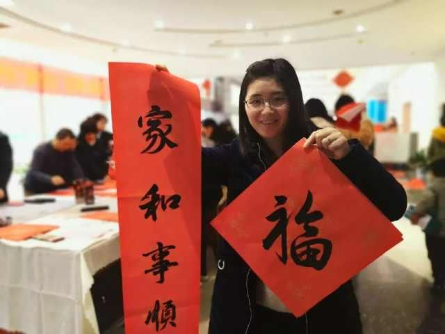  火红■火红春联，自然是散发着墨香的最好！