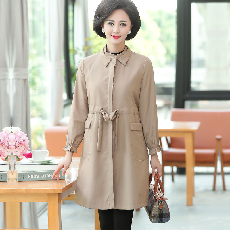 谁说秋装外套不时髦了?瞧瞧下面这些中老年风衣，洋气又减龄显瘦