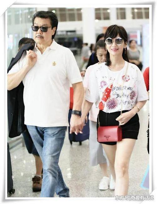 赵雅芝的短裤也太短了，难怪一直用包包挡着，64岁奶奶太拼了