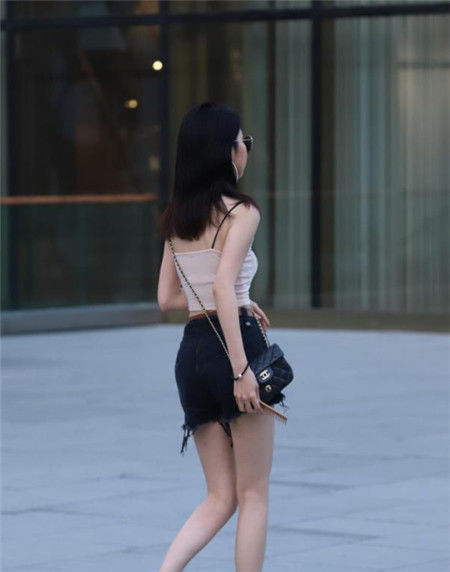  吊带|街拍：小姐姐吊带配毛边短裤，秀出白皙长腿，背影很吸睛