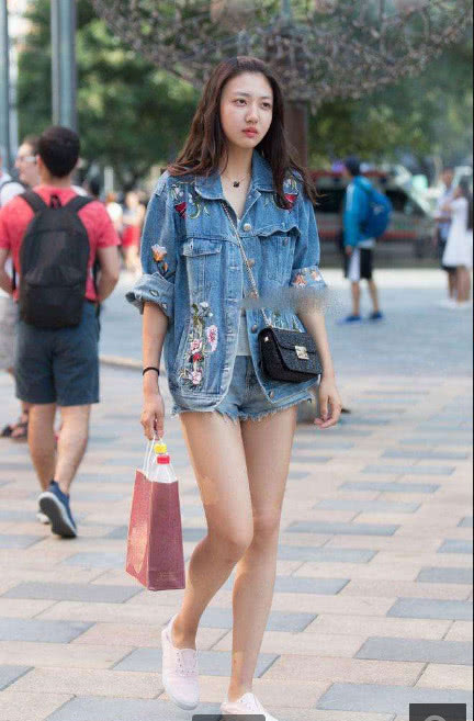 紧身裤时尚感十足，特别修身显瘦的版型，让你美的不同