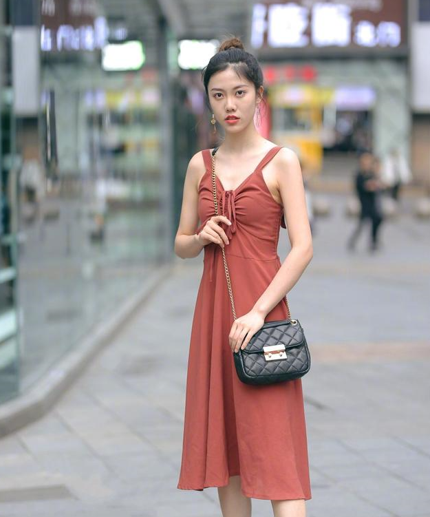 路人街拍，小姐姐穿着一身红色的吊带裙，身材非常的修长动人